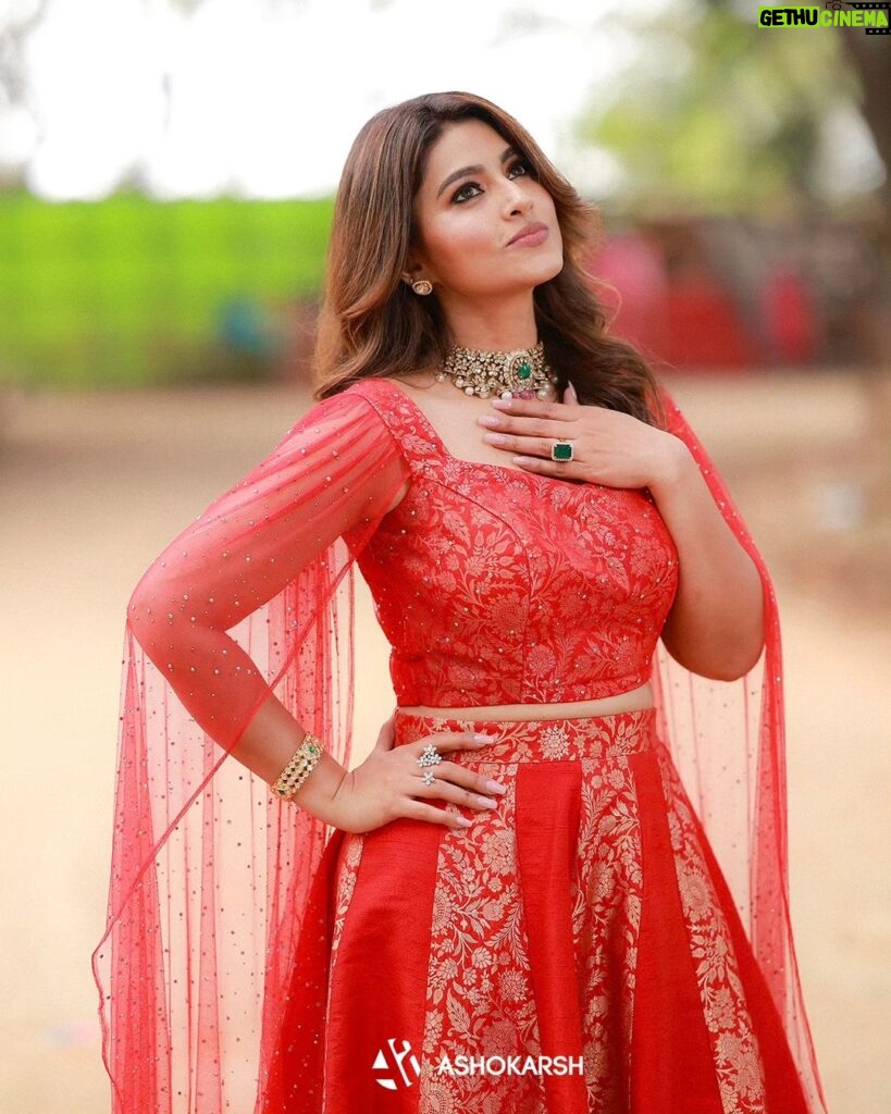 Sneha Instagram - Every sunset is an opportunity to reset. Every sunrise begins with new challenges. Face it , conquer it. @geetuhautecouture @jcsjewelcreations @ashokarsh @vyshalisundaram_hairstylist #workmode #trending #lifeisgood #enjoyeverymoment #appreciatewhatyouhave #reddress #djd #zeetamil