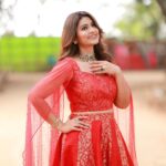 Sneha Instagram - Every sunset is an opportunity to reset. Every sunrise begins with new challenges. Face it , conquer it. @geetuhautecouture @jcsjewelcreations @ashokarsh @vyshalisundaram_hairstylist #workmode #trending #lifeisgood #enjoyeverymoment #appreciatewhatyouhave #reddress #djd #zeetamil