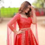 Sneha Instagram - Every sunset is an opportunity to reset. Every sunrise begins with new challenges. Face it , conquer it. @geetuhautecouture @jcsjewelcreations @ashokarsh @vyshalisundaram_hairstylist #workmode #trending #lifeisgood #enjoyeverymoment #appreciatewhatyouhave #reddress #djd #zeetamil