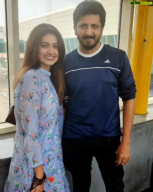 Sneha Instagram - Raising a toast to 22 years of #hanumanjunction 6years of #velaikkaran and so many years of friendship! Lovely seeing you and Goodluck for your new avatar @directormohanraja
