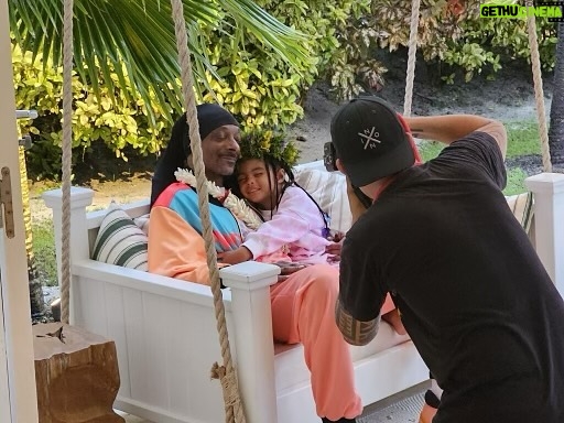 Snoop Dogg Instagram - Paw paw happy 🌲🎁💕💗 Los Angeles, California