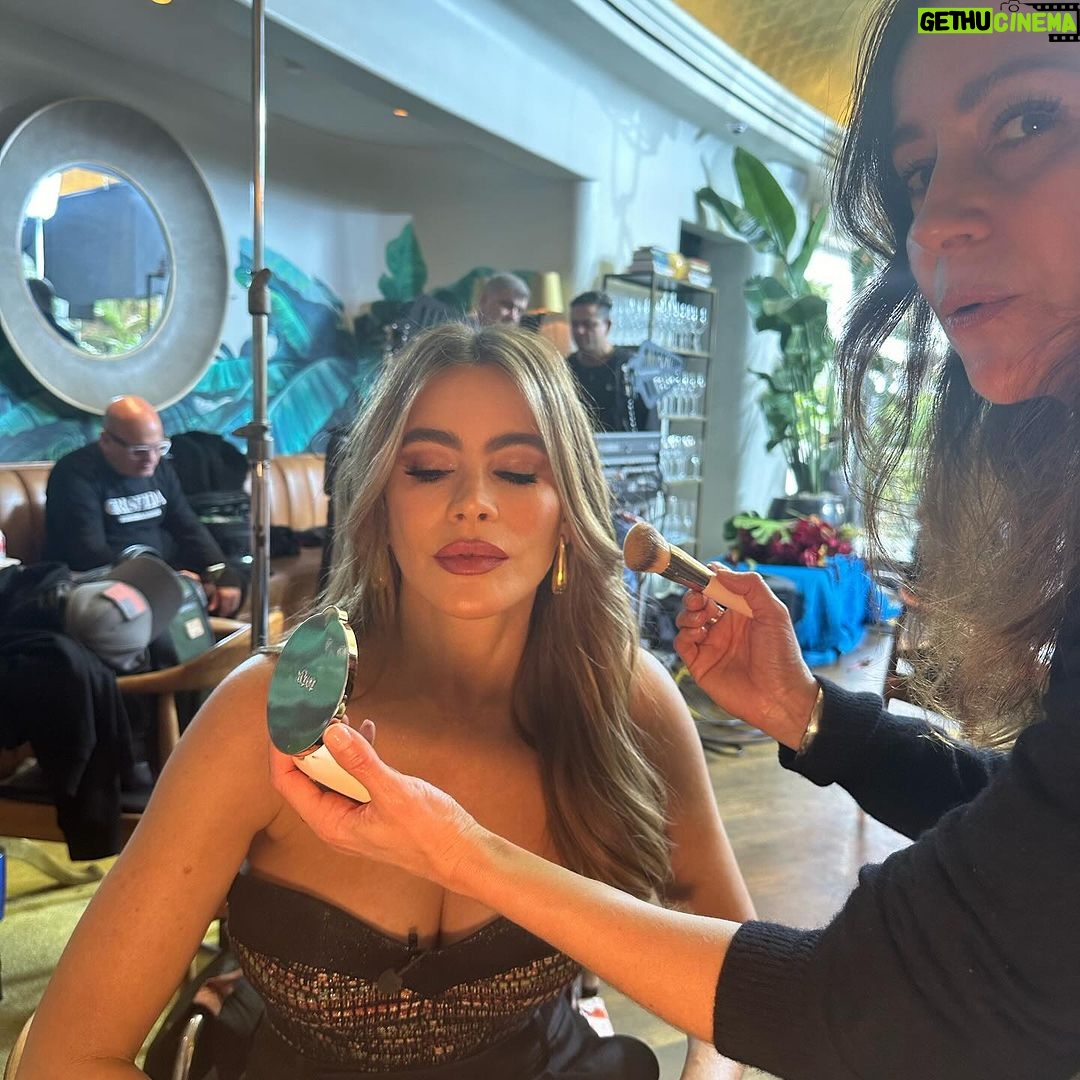 Sofía Vergara Instagram - @toty touch ups times!!!!❤️❤️❤️💄