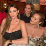 Sofía Vergara Instagram - Bienvenido 2024!!!❤️ familia y amigos q amo❤️🥂