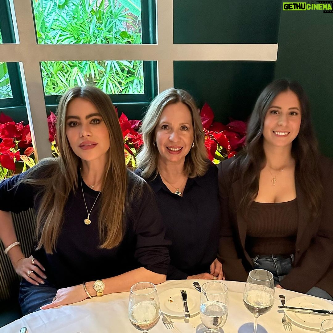 Sofía Vergara Instagram - Primas lunch🎄🎄🎄