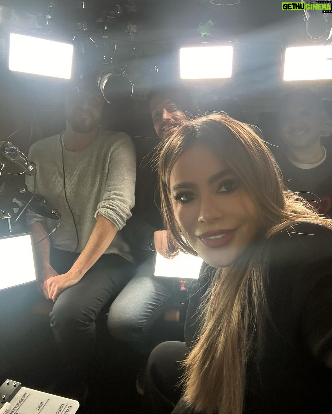 Sofía Vergara Instagram - Today around London filming TAXI FOR… @netflix #griselda❤️