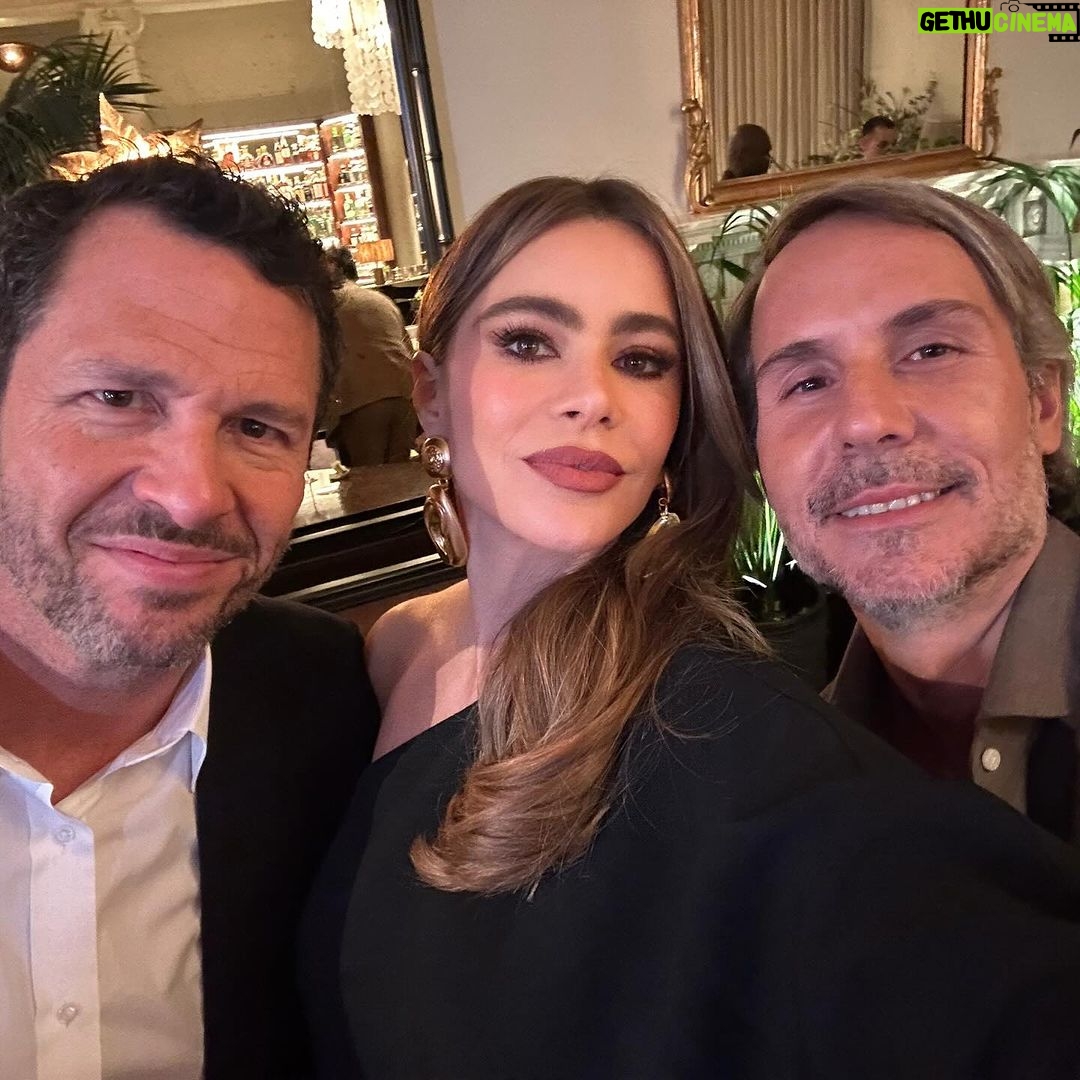 Sofía Vergara Instagram - London night #griselda❤️