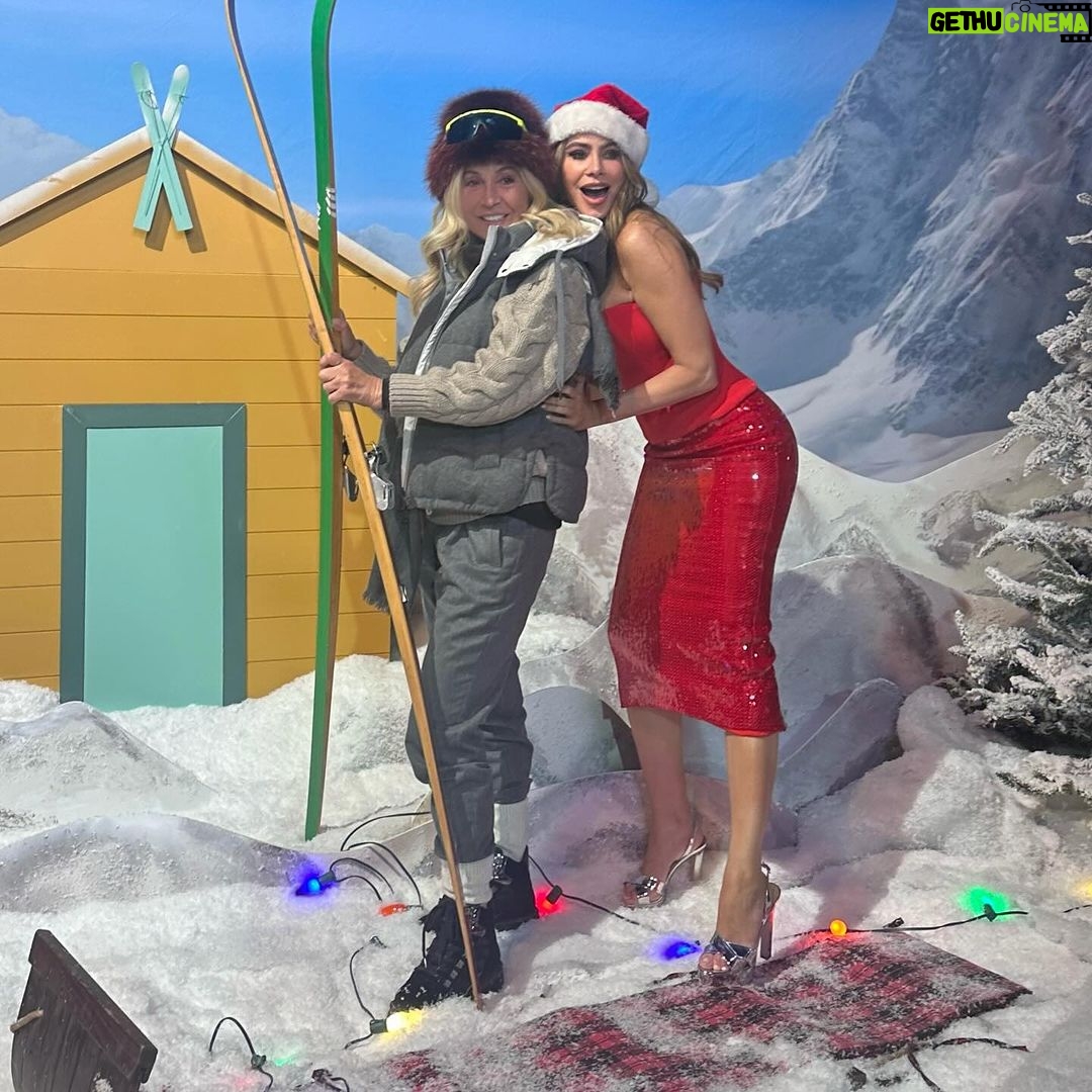 Sofía Vergara Instagram - Feliz navidad🎄🎄its party time!