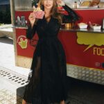 Sofía Vergara Instagram – Vamos por una arepita, mor @sofiavergara. GRISELDA llega el 25 de enero, solo en Netflix.