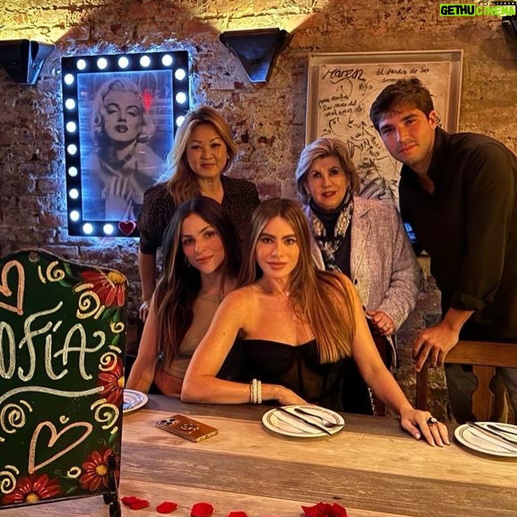 Sofía Vergara Instagram - Ay se me olvidaron postear estas fotos lindas con mi familia anoche❤️en Andres Carne de Res. 🇨🇴
