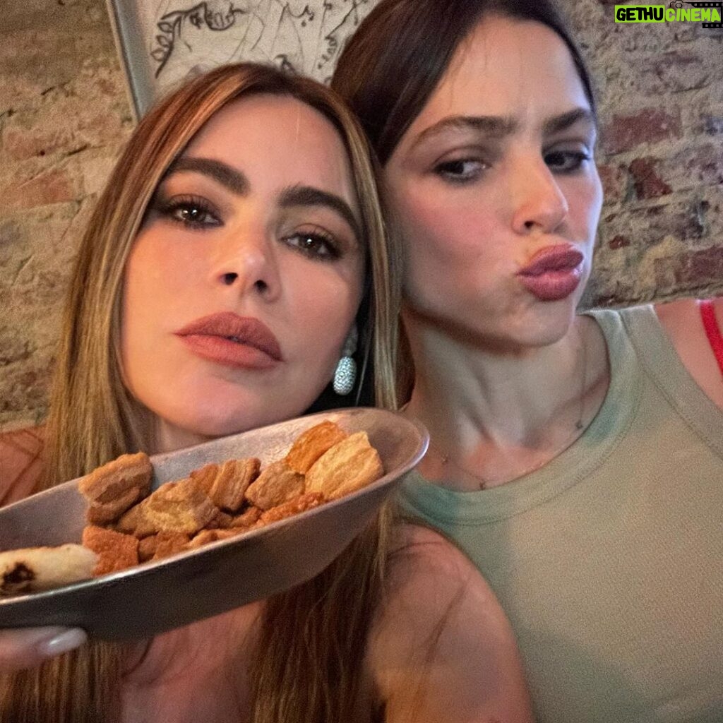 Sofía Vergara Instagram - Feliz de estar en Colombia comiendo chicharron con estos actores que amo!!!❤️🥂🇨🇴 #griselda