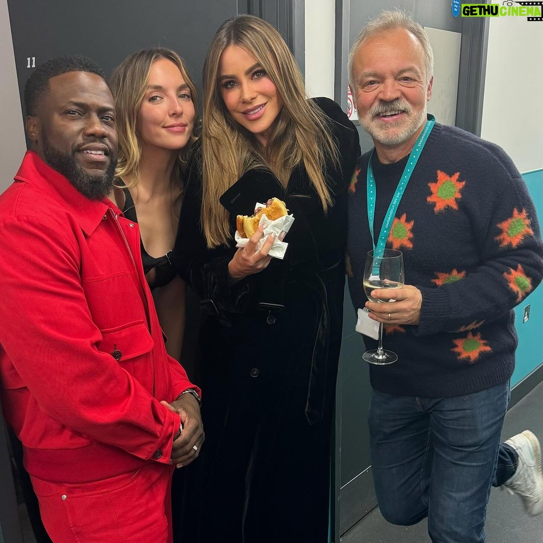 Sofía Vergara Instagram - Best time at @thegrahamnortonshowofficial ❤️❤️ #london #griselda @kevinhart4real @alancummingreally @jodiemcomer 🍷