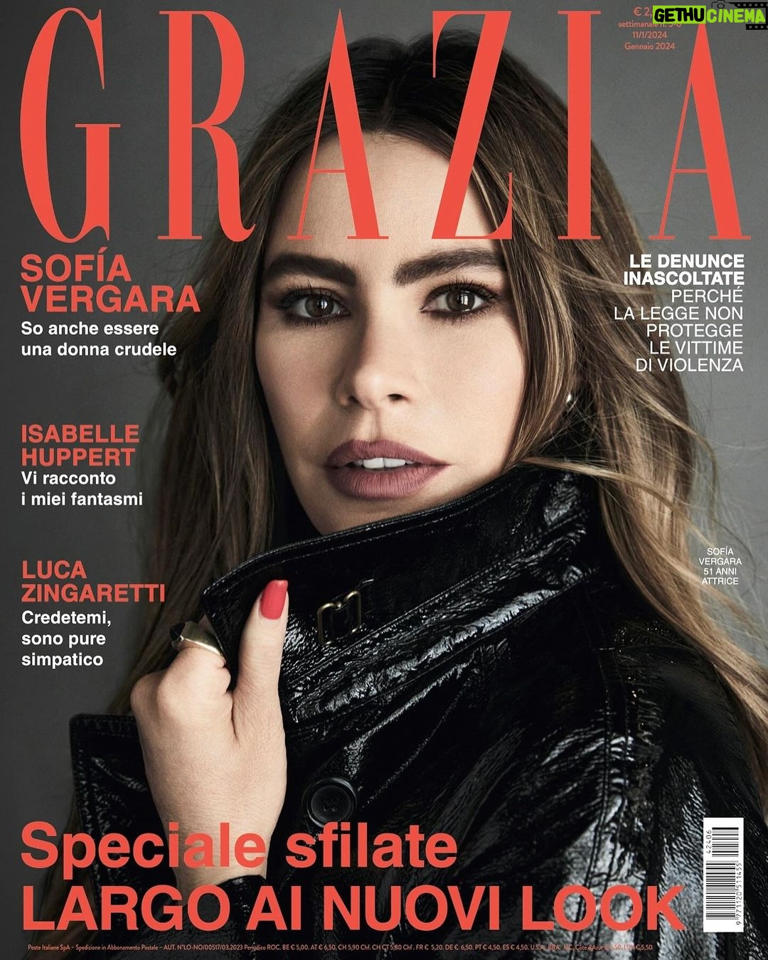 Sofía Vergara Instagram - Sofía Vergara è la protagonista della copertina di Grazia in edicola e su app da oggi. L’attrice colombiana, tra i personaggi più amati della serie tv Modern Family, debutta il 25 gennaio su Netflix nella prima stagione di Griselda: sei episodi in cui interpreta una narcotrafficante nota come Madrina della Cocaina. Nata e cresciuta a Barranquilla, in Colombia, Vergara ha conosciuto il clima che si respirava nel Paese negli anni in cui i cartelli della droga erano i più temuti. «Mi ha interessato interpretare questa figura femminile che ha dovuto essere più spietata degli uomini e si è prefissata un obiettivo difficilissimo e discutibile portando avanti la famiglia da sola». Il 2023 è stato un anno di cambiamenti per l’attrice: un divorzio, una casa nuova e una serie drammatica vissuta come banco di prova. Nell’intervista Vergara parla di quanto sia importante avere consapevolezza del proprio valore, perché essere sottovalutate, ma anche sottovalutarsi, costituisce un limite. L’attrice sottolinea: «Quando noi donne ci prefissiamo un obiettivo, andiamo fino in fondo. Poi ci prendiamo cura di tutto, delle nostre famiglie, del benessere delle persone a cui teniamo, del mondo in generale. A noi sta a cuore tutto e questo nostro essere così sfaccettate intimidisce gli uomini». L’attualità del nuovo numero di Grazia contiene un’inchiesta sul perché la legge non protegga adeguatamente le vittime di violenza e che cosa dovrebbe invece funzionare. Grazia ha raccolto le storie delle donne che stanno facendo ogni tentativo possibile per diventare mamma, ma anche chi ha capito che vivere senza figli non è una sconfitta. Isabelle Huppert e Luca Zingaretti si raccontano in due interviste a cuore aperto. Lo speciale moda è dedicato ai look vincenti della nuova stagione primavera/estate. La bellezza si concentra sui nuovi trattamenti per i capelli. Trovate questo e molto altro sul nuovo Grazia in edicola e su app. Buona lettura! Intervista di @fedi_volpe Foto di @alexilubomirski #sofiavergara #ioleggograzia