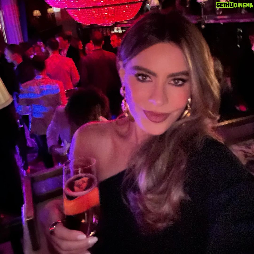 Sofía Vergara Instagram - London night #griselda❤️
