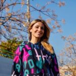 Sofia Pavlidou Instagram - Καλό μήνα με χαμόγελα🌼🐞 Σήμερα το πάρτυ του @j2us_gr θα είναι μεγάλο κι αληθινό 🥳 Μαζεύω λίγο ήλιο και πάω στούντιο🌸🌞 📸 by @mader_agency #j2uslive #j2us_gr #j2us #party #celebration #saturdaynight #april #love #happiness #blessed