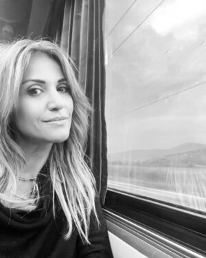 Sofia Pavlidou Instagram - Στον απόηχο της  λήξης της δικής μου δικαστικής διαμάχης για τη βια που δέχτηκα στον επαγγελματικό μου χώρο ,καταγράφηκαν  μια ακόμη γυναικοκτονία και ένα εξευτιλιστικο περιστατικό βίας.Η εικόνα της γυναίκας που ο άντρας της την έδειρε  και μετά την έσερνε από το μαλλί στη μέση του δρόμου δεν μπορεί να φύγει από το μυαλό  μου,στην Κρήτη το 2022…
Το τραγικότερο είναι πως η γυναικα αυτή δεν ήθελε να κινηθεί νομικά εναντίον του …
Αν κάτι
παγιώθηκε μέσα μου μετά τη δική  μου περιπέτεια είναι πως σύμφωνα με το αξιακό μου σύστημα άνθρωποι που πιστεύουν πως ασκώντας βια σε μια γυναικα θα τη φοβερίσουν ,θα την πείσουν να μείνει κοντά τους ή θα την αναγκάσουν να κάνει πράγματα που δε θέλει ,δεν έχουν χώρο στην κοινωνία μας ,στην κοινωνία που θελουμε να αφήσουμε στα παιδιά μας .
Γνωστή  η αδυναμία των αντρών να καταλάβουν πως είμαστε ίσοι άντρες -γυναίκες και να πιστεύουν πως η γυναικα είναι κτήμα τους και μπορούν να την κάνουν ότι θέλουν …το πλάσμα αυτό όμως πόσες φορές έχει μειώσει τον εαυτό του…πόσες φορές έχει επιτρέψει να παραβιάσουν τα όρια της ,από την οικογένεια της προφανώς ακόμα και ποσο έχει δεχτει αυτή τη μοιρα της ώστε να μην καταγγέλει τον τύραννο της…
Ο φόβος προφανώς έχει καταβάλλει όλη της την ύπαρξη….
Μην αφήνεις κανέναν να καθορίζει τη ζωή σου με βάση τα δικά του λάθος στερεότυπα και τις λάθος καταγεγραμμένες πεποιθήσεις που αυτός μεγάλωσε .
Μιλά. 

Κάλεσε το 15900

Ζητά βοήθεια σε κάποιο από τα συμβουλευτικά κέντρα που είναι κοντά σου .
Πληροφορίες :⬇️
@yperoxes.gynaikes 
 
Γραμμή κοινωνικής βοήθειας 
Τηλ 197 Όλο το 24ωρο ,χωρίς χρέωση 

Γραμμή SOS της γενικής γραμματείας ισοτητας
2103220900 

Κέντρα υποδοχής κακοποιημένων γυναικών 
Αθήνα :2105335318-2105235250
Πειραιάς:2104112091- 2104129101

Μη φοβάσαι ,μην ντρέπεσαι .
Ας βάλουμε τέλος σ αυτή την αρρωστημένη κατάσταση για μια καλύτερη ,ισότιμη κοινωνία 💫 

#μιλα #nofear #equality #bebrave #metoo #womanrightsmatter #love