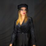 Sofia Pavlidou Instagram – 💰LOOT η ΑΡΠΑΧΤΗ💰
 ΕΡΧ🌼ΜΑΣΤΕ
 ΣΤΙΣ 3/12 ΣΤΟ @dipetheroumelis 

Μια μαύρη κωμωδία του Joe Orton ενός πρόωρα αδικοχαμένου συγγραφέα, ο οποίος δολοφονήθηκε από τον σύντροφο και συγκάτοικό του,ένα χρόνο μετά το πρώτο ανέβασμα του έργου το 1967.
Μια κωμωδία που ανανέωσε το Βρετανικό θέατρο, βγάζοντας τη γλώσσα στον συντηρητικό καθωσπρεπισμό της τότε αγγλικής κοινωνίας και πυροδοτώντας μια ολόκληρη γενιά δραματουργών 

Ένα φέρετρο που πάει κι έρχεται γεμάτο λεφτά και πέντε πρόσωπα που αν και νομοταγή, κατά τα φαινόμενα, μέλη της κοινωνίας, είναι έτοιμα να αρπάξουν την ευκαιρία που τους παρουσιάζεται για εύκολο πλουτισμό. Με θανατηφόρες ατάκες, ανατρεπτικούς διαλόγους και απρόσμενους χαρακτήρες, ένα έργο που ξετυλίγεται γεμάτο ανατροπές, σαν αστυνομική κωμωδία.
Σας περιμένουμε✨⚰️

Απόδοση/σκηνοθεσία/μουσική επιμέλεια: Νίκος Ορφανός @nikorff 
Σκηνικά/κοστούμια: Χρύσα Δαπόντε
Φωτισμοί: Σοφέλπη Στάικου @sofelpi_staikou 
Video art: Γιάννης Ντουσιόπουλος
Βοηθός σκηνοθέτη: Ελίνα Κουραβάνα

ΠΑΙΖΟΥΝ:
Μακλήβυ: Ζαχαρίας Ρόχας
Φαίη: Σοφία Παυλίδου
Τράσκοτ: Γιώργος Χουλιάρας
Χάρολντ: Δημήτρης Ροΐδης
Ντένις: Μιχάλης Παπαδημητρίου @michail_papad 
Μέντοουζ: Κωνσταντίνος Μέρρας 

📸 by @laz.tsaktsiras 

Στο Δημοτικό Θεατρο Λαμίας
τις  παρακάτω ημερομηνίες: 

3-4 Δεκεμβρίου 
9-10-11 Δεκεμβρίου 
16-17-18 Δεκεμβρίου 

#loot #blackcomedy #theater #fay #lovemyjob #actress #blessed #lamia Δημοτικό Θέατρο Λαμίας