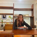 Sofia Pavlidou Instagram – Το έπιπλο της φωτογραφίας  το αγαπώ πολύ .Υπήρχε  στο σαλόνι του σπιτιού μου στη Θεσσαλονίκη  πριν  γεννηθώ εγώ.70’s μόδα τότε ,χώριζε την τραπεζαρία από το καθιστικό.Αργότερα αλλάξαμε σπιτι και βρέθηκε στο δωμάτιο μου.Ήταν η βιβλιοθήκη μου .Έβαλα τα βιβλία μου ,έφυγαν και  τα ποτά από το ντουλάπι και έγινε το γραφείο μου.Αργότερα στο δωμάτιο αυτό έμεναν τα ανηψια μου και τα  παιδιά μου όταν επισκέπτονταν τον παππού  και τη γιαγιά .Γέμισε με παιχνίδια .
Με τα χρόνια έχασε τη λάμψη του ,απέκτησε χτυπήματα ,γρατζουνιές,αυτοκόλλητα ,τα συρτάρια άνοιγαν με το ζόρι και οι μεντεσέδες από την πορτα του ντουλαπιού που γινόταν το γραφείο μου καταστράφηκαν .Έφυγαν οι γονείς μου και ήρθε η στιγμή που περίμενα .Να το φέρω στο δικό μου σπιτι στην Αθήνα.Ήρθε  με όλες τις αναμνήσεις που έχω απ αυτό  από μωρό παιδί και όλη  τη φθορά του χρόνου.Ήθελα  τόσο πολύ να ξαναπάρει ζωή για να συνεχίσει το ταξίδι του. Το πήγα λοιπόν στο @retrosexual_culture που ήξερα πως θα το αγαπήσουν όπως εγώ.
Επέστρεψε σήμερα πιο αυθεντικό από ποτέ !!!
Έχουν αποκατασταθεί όλες οι φθορές του και λάμπει όπως τότε που ήμουν μικρή και κρατιόμουν απ αυτό για να κάνω τα πρώτα μου βήματα .Η χαρά και η συγκίνηση  μου είναι μεγάλη.Αγαπημένο μου ας συνεχίσουμε να φτιάχνουμε αναμνησεις😀

@retrosexual_culture 

#furniturelifematters #retrosexual_culture #vintage #restoration #vintagelove #vintagelover Athens, Greece