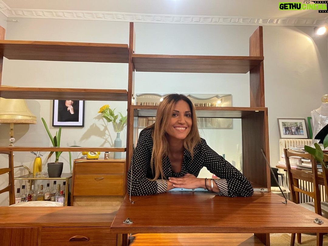 Sofia Pavlidou Instagram - Το έπιπλο της φωτογραφίας το αγαπώ πολύ .Υπήρχε στο σαλόνι του σπιτιού μου στη Θεσσαλονίκη πριν γεννηθώ εγώ.70’s μόδα τότε ,χώριζε την τραπεζαρία από το καθιστικό.Αργότερα αλλάξαμε σπιτι και βρέθηκε στο δωμάτιο μου.Ήταν η βιβλιοθήκη μου .Έβαλα τα βιβλία μου ,έφυγαν και τα ποτά από το ντουλάπι και έγινε το γραφείο μου.Αργότερα στο δωμάτιο αυτό έμεναν τα ανηψια μου και τα παιδιά μου όταν επισκέπτονταν τον παππού και τη γιαγιά .Γέμισε με παιχνίδια . Με τα χρόνια έχασε τη λάμψη του ,απέκτησε χτυπήματα ,γρατζουνιές,αυτοκόλλητα ,τα συρτάρια άνοιγαν με το ζόρι και οι μεντεσέδες από την πορτα του ντουλαπιού που γινόταν το γραφείο μου καταστράφηκαν .Έφυγαν οι γονείς μου και ήρθε η στιγμή που περίμενα .Να το φέρω στο δικό μου σπιτι στην Αθήνα.Ήρθε με όλες τις αναμνήσεις που έχω απ αυτό από μωρό παιδί και όλη τη φθορά του χρόνου.Ήθελα τόσο πολύ να ξαναπάρει ζωή για να συνεχίσει το ταξίδι του. Το πήγα λοιπόν στο @retrosexual_culture που ήξερα πως θα το αγαπήσουν όπως εγώ. Επέστρεψε σήμερα πιο αυθεντικό από ποτέ !!! Έχουν αποκατασταθεί όλες οι φθορές του και λάμπει όπως τότε που ήμουν μικρή και κρατιόμουν απ αυτό για να κάνω τα πρώτα μου βήματα .Η χαρά και η συγκίνηση μου είναι μεγάλη.Αγαπημένο μου ας συνεχίσουμε να φτιάχνουμε αναμνησεις😀 @retrosexual_culture #furniturelifematters #retrosexual_culture #vintage #restoration #vintagelove #vintagelover Athens, Greece
