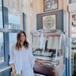 Sofia Pavlidou Instagram – Στο ουζερί του Αντωνη στη Μυτιλήνη υπάρχει αυτό το τζουκ μποξ που δεν είναι μόνο διακοσμητικό αλλά παίζει  κιόλας 😀
Απλώς χρειάζεται να έρθει ο Αντώνης για να λειτουργήσει …και ήρθε🙏🏽
Υπέροχο!

Υ.Γ.Η μητέρα του Αντωνη,η γιαγιά,είναι στην κουζίνα και φτιάχνει απίθανες νοστιμιές 

#jukebox #summer #island #mitilini #greece #tour #theatre #goodvibes #happy #blessed Ταξιαρχες Καγιανι