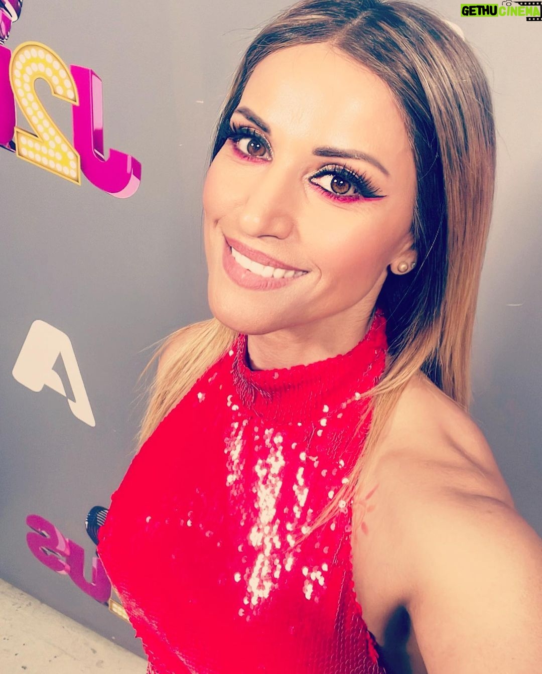 Sofia Pavlidou Instagram - Δεύτερο live για εμάς στο @j2us_gr και συνεχίζουμε χάρη στη στήριξη σας✨ Ένα μεγάλο ευχαριστώ από εμένα και το ταίρι μου @jerome_kaluta που μας ψηφίσατε να παραμείνουμε ❤️❤️ Ένα ακόμη μεγαλύτερο ευχαριστώ για τα όμορφα μηνύματα σας 🥰 #j2us #saturdaynight #live #party #singing #love #happy #blessed