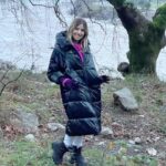 Sofia Pavlidou Instagram – Με βάση μας τον @xenonas_o_sarakatsanos στους Καλόγηρους Τρικάλων περάσαμε ένα όμορφο τριήμερο στα χωριά της Θεσσαλίας!
Ελάτη,καταρράκτες Λεπτοκαρυάς ,Πύλη με το Τοξοτό γεφύρι στον Πορταϊκο ποταμό .
Ροποτό :Το χωριο φάντασμα που έχει πάθει καθίζηση και τα σπιτια όπως και η εκκλησία , γέρνουν …Σκηνικό από ταινία!!!
Χόρτασε το μάτι μας φύση ,άνοιξε η ψυχή μας,γέμισαν τα πνευμονία μας καθαρό αέρα !!!
Αξία ανεκτίμητη το νερό απ την πηγή που γεμίζαμε τα παγούρια μας ,έξω απ τον ξενώνα !!!
Επιστρέφαμε το βράδυ στη ζεστασιά που μας περίμενε η πιο γλυκιά 
οικοδέσποινα  @stavroula_zampra με το αναμμένο τζάκι ,τα βρασμένα ντόπια κάστανα ,τη vegan γαλατόπιτα ,το λικέρ από Κράνα ,το ζεστό τσάι …
Τα περάσαμε όμορφα κι ανυπομονούμε να πάμε και με χιόνι αλλά και το καλοκαιρι!!!
Ευγνωμοσύνη🙏🏽❤️ 

#travel #nature #greecestagram #kalogiroivillage #trikala #xenonassarakatsanos #gratitude #love Καλόγηροι Τρικάλων