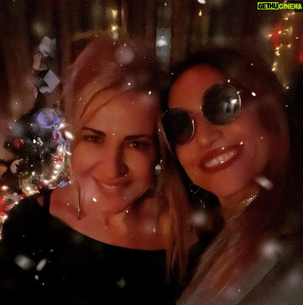 Sofia Pavlidou Instagram - It was a Christmas Party 🥳🎉🎄🧑‍🎄❤️ Χρόνια πολλά σε όλους✨ Υγεία Αγάπη & Χαρά 💫 Να είσαι μαζί μ αυτούς που αγαπάς και σ αγαπούν 💞 Χρόνια πολλά @theonospito 💕 Δεν είσαι σε καμία φωτό @antonis_krobas αλλά ήσουν υπέροχος οικοδεσπότης 🙏🏽🤩 @thomaisandroutsou @marinasamarkou @panagakikaterina @eleftheria_fo #choco #loveyouall #tothemoonandback #christmas #christmasmood #christmasvibes #love #blessed #happiness