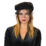 Sofia Pavlidou Instagram – 💰LOOT η ΑΡΠΑΧΤΗ💰
 ΕΡΧ🌼ΜΑΣΤΕ
 ΣΤΙΣ 3/12 ΣΤΟ @dipetheroumelis 

Μια μαύρη κωμωδία του Joe Orton ενός πρόωρα αδικοχαμένου συγγραφέα, ο οποίος δολοφονήθηκε από τον σύντροφο και συγκάτοικό του,ένα χρόνο μετά το πρώτο ανέβασμα του έργου το 1967.
Μια κωμωδία που ανανέωσε το Βρετανικό θέατρο, βγάζοντας τη γλώσσα στον συντηρητικό καθωσπρεπισμό της τότε αγγλικής κοινωνίας και πυροδοτώντας μια ολόκληρη γενιά δραματουργών 

Ένα φέρετρο που πάει κι έρχεται γεμάτο λεφτά και πέντε πρόσωπα που αν και νομοταγή, κατά τα φαινόμενα, μέλη της κοινωνίας, είναι έτοιμα να αρπάξουν την ευκαιρία που τους παρουσιάζεται για εύκολο πλουτισμό. Με θανατηφόρες ατάκες, ανατρεπτικούς διαλόγους και απρόσμενους χαρακτήρες, ένα έργο που ξετυλίγεται γεμάτο ανατροπές, σαν αστυνομική κωμωδία.
Σας περιμένουμε✨⚰️

Απόδοση/σκηνοθεσία/μουσική επιμέλεια: Νίκος Ορφανός @nikorff 
Σκηνικά/κοστούμια: Χρύσα Δαπόντε
Φωτισμοί: Σοφέλπη Στάικου @sofelpi_staikou 
Video art: Γιάννης Ντουσιόπουλος
Βοηθός σκηνοθέτη: Ελίνα Κουραβάνα

ΠΑΙΖΟΥΝ:
Μακλήβυ: Ζαχαρίας Ρόχας
Φαίη: Σοφία Παυλίδου
Τράσκοτ: Γιώργος Χουλιάρας
Χάρολντ: Δημήτρης Ροΐδης
Ντένις: Μιχάλης Παπαδημητρίου @michail_papad 
Μέντοουζ: Κωνσταντίνος Μέρρας 

📸 by @laz.tsaktsiras 

Στο Δημοτικό Θεατρο Λαμίας
τις  παρακάτω ημερομηνίες: 

3-4 Δεκεμβρίου 
9-10-11 Δεκεμβρίου 
16-17-18 Δεκεμβρίου 

#loot #blackcomedy #theater #fay #lovemyjob #actress #blessed #lamia Δημοτικό Θέατρο Λαμίας