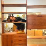 Sofia Pavlidou Instagram – Το έπιπλο της φωτογραφίας  το αγαπώ πολύ .Υπήρχε  στο σαλόνι του σπιτιού μου στη Θεσσαλονίκη  πριν  γεννηθώ εγώ.70’s μόδα τότε ,χώριζε την τραπεζαρία από το καθιστικό.Αργότερα αλλάξαμε σπιτι και βρέθηκε στο δωμάτιο μου.Ήταν η βιβλιοθήκη μου .Έβαλα τα βιβλία μου ,έφυγαν και  τα ποτά από το ντουλάπι και έγινε το γραφείο μου.Αργότερα στο δωμάτιο αυτό έμεναν τα ανηψια μου και τα  παιδιά μου όταν επισκέπτονταν τον παππού  και τη γιαγιά .Γέμισε με παιχνίδια .
Με τα χρόνια έχασε τη λάμψη του ,απέκτησε χτυπήματα ,γρατζουνιές,αυτοκόλλητα ,τα συρτάρια άνοιγαν με το ζόρι και οι μεντεσέδες από την πορτα του ντουλαπιού που γινόταν το γραφείο μου καταστράφηκαν .Έφυγαν οι γονείς μου και ήρθε η στιγμή που περίμενα .Να το φέρω στο δικό μου σπιτι στην Αθήνα.Ήρθε  με όλες τις αναμνήσεις που έχω απ αυτό  από μωρό παιδί και όλη  τη φθορά του χρόνου.Ήθελα  τόσο πολύ να ξαναπάρει ζωή για να συνεχίσει το ταξίδι του. Το πήγα λοιπόν στο @retrosexual_culture που ήξερα πως θα το αγαπήσουν όπως εγώ.
Επέστρεψε σήμερα πιο αυθεντικό από ποτέ !!!
Έχουν αποκατασταθεί όλες οι φθορές του και λάμπει όπως τότε που ήμουν μικρή και κρατιόμουν απ αυτό για να κάνω τα πρώτα μου βήματα .Η χαρά και η συγκίνηση  μου είναι μεγάλη.Αγαπημένο μου ας συνεχίσουμε να φτιάχνουμε αναμνησεις😀

@retrosexual_culture 

#furniturelifematters #retrosexual_culture #vintage #restoration #vintagelove #vintagelover Athens, Greece