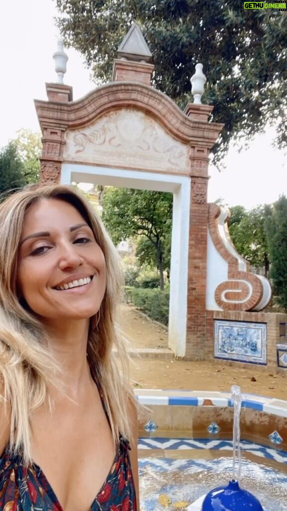 Sofia Pavlidou Instagram - Parco de Maria Luisa Seviglia Φυσικά και βρήκα πάρκο για να ξαπλώσω στο γρασίδι και να πάρω την ενεργεια του τόπου🌴🌳 Ένα όμορφο πάρκο με πολύ ιδιαίτερη αισθητική 💚 #sevilla #park #duck #blesed #love Parque de María Luisa