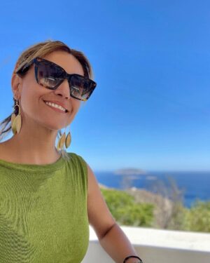 Sofia Pavlidou Instagram - Η ζωή δε συμβαίνει,σε εμένα,συμβαίνει,από εμένα✨
Εγώ εκπέμπω το σήμα στο οποίο η ζωή ανταποκρίνεται💚
Αποφασίζω λοιπόν πως αυτός ο νέος μήνας θα μου φέρει χαρα,έμπνευση, αυτοπεποίθηση ,ενεργεια,δημιουργικότητα,νέους φίλους  και πολλή αγάπη❤️❤️❤️
Εύχομαι κι εσείς να έχετε έναν υπέροχο Σεπτέμβρη με ο,τι αποφασίσετε να σας φέρει😘
Εννοείται πως όλοι μαζί αποφασίζουμε το καλοκαιρι να μείνει εδώ😃🐬☀️
Καλό μήναααα😍

📸 by @5tefano5 

#september #newmonth #newgoals #unendlesssummer #blessed #love