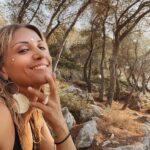 Sofia Pavlidou Instagram – Το ομορφότερο δαχτυλίδι!
Δώρο της παραλίας!
Ίδιο σχέδιο με τον βράχο πίσω μου😀
Λένε πως κάποτε το είχε κάνει δώρο ένας πειρατής σε μια γοργόνα …#not 🏴‍☠️🧜🏻‍♂️

#searing #seapresent #cell #cellring  #mermaid #pirate #summer #love #blessed Dragonera,Agkistri
