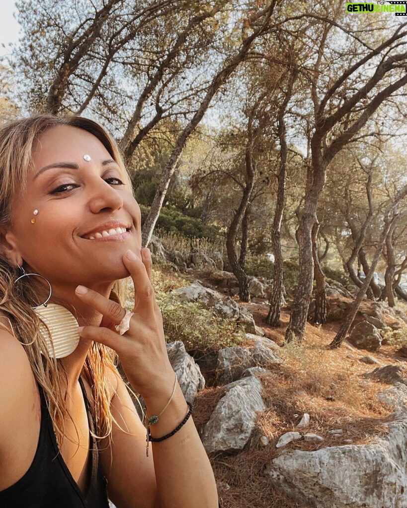 Sofia Pavlidou Instagram - Το ομορφότερο δαχτυλίδι! Δώρο της παραλίας! Ίδιο σχέδιο με τον βράχο πίσω μου😀 Λένε πως κάποτε το είχε κάνει δώρο ένας πειρατής σε μια γοργόνα …#not 🏴‍☠️🧜🏻‍♂️ #searing #seapresent #cell #cellring #mermaid #pirate #summer #love #blessed Dragonera,Agkistri