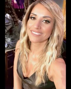 Sofia Pavlidou Instagram - Πρωτοχρονιά με φίλους💫 Φέτος υποδεχόμαστε τη νέα χρονιά μαζί με εσάς και με αγαπημένους φίλους στο @skaitv.gr Οικοδεσπότης της βραδιάς ο αγαπημένος όλων μας @ferentinos_christos 🥂 Καλή νέα χρονιά με υγεία ,αφθονία ,συνειδητότητα κι αγάπη✨🎅❤️ #newyear #2024 #happynewyear #gratitude #love
