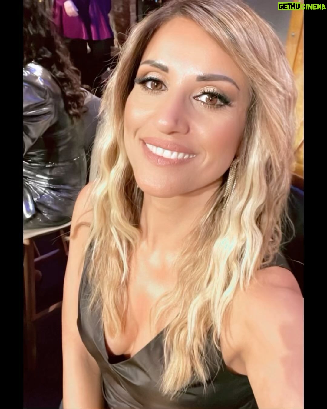Sofia Pavlidou Instagram - Πρωτοχρονιά με φίλους💫 Φέτος υποδεχόμαστε τη νέα χρονιά μαζί με εσάς και με αγαπημένους φίλους στο @skaitv.gr Οικοδεσπότης της βραδιάς ο αγαπημένος όλων μας @ferentinos_christos 🥂 Καλή νέα χρονιά με υγεία ,αφθονία ,συνειδητότητα κι αγάπη✨🎅❤️ #newyear #2024 #happynewyear #gratitude #love