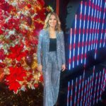 Sofia Pavlidou Instagram – Παραμονή Χριστουγέννων στο @spitimetomega ,με οικοδεσπότες τη @roulakoromila & τον @mhatzigiannis ,με πολλούς καλεσμένους και υπέροχους καλλιτέχνες θα σας κρατήσουμε συντροφιά με πολύ κέφι και πολύ τραγούδι 💫🎄
Στο @megatvcom φυσικά!
Καλά Χριστούγεννα  με αγάπη ✨❤️
#revegion #tvshow #celebration #love #happy