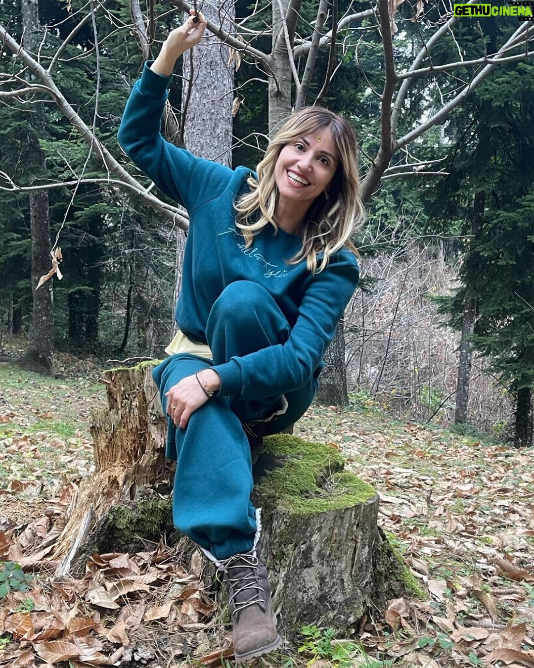 Sofia Pavlidou Instagram - Καλή νέα χρονιά !💫🪄 Ας είναι μια χρονιά που θα τολμήσουμε ο,τι μας φοβίζει ,που θα έρθουμε πιο κοντά στην αλήθεια μας και θα κάνουμε ό,τι μας δίνει χαρά ♾️😃🪽 #magical2024⭐️🪄 #newyear Eláti, Trikala, Greece