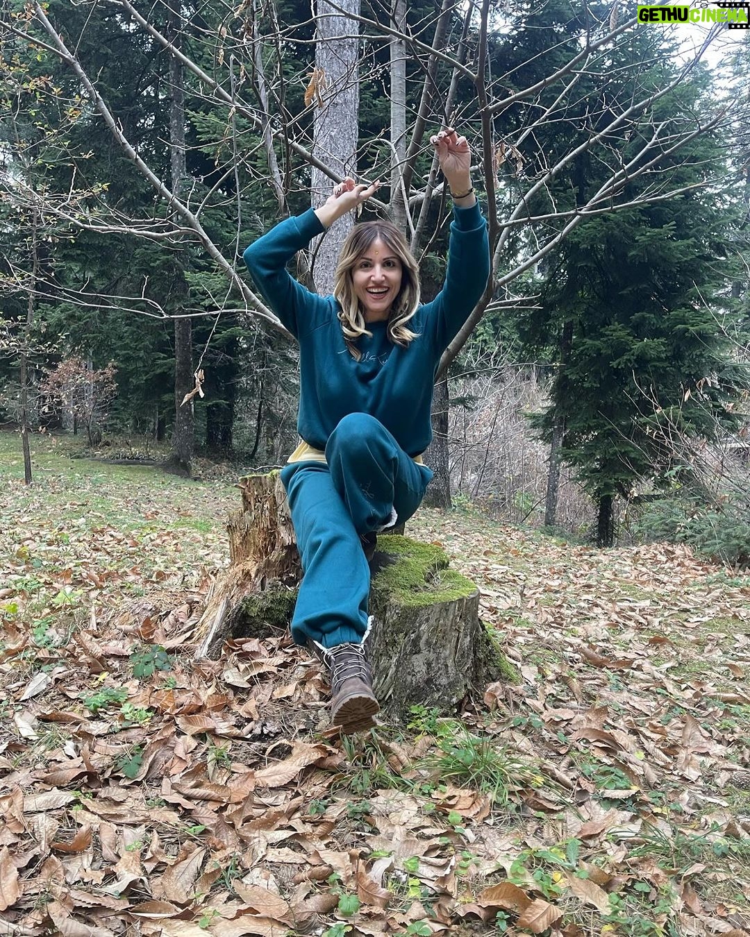 Sofia Pavlidou Instagram - Καλή νέα χρονιά !💫🪄 Ας είναι μια χρονιά που θα τολμήσουμε ο,τι μας φοβίζει ,που θα έρθουμε πιο κοντά στην αλήθεια μας και θα κάνουμε ό,τι μας δίνει χαρά ♾️😃🪽 #magical2024⭐️🪄 #newyear Eláti, Trikala, Greece