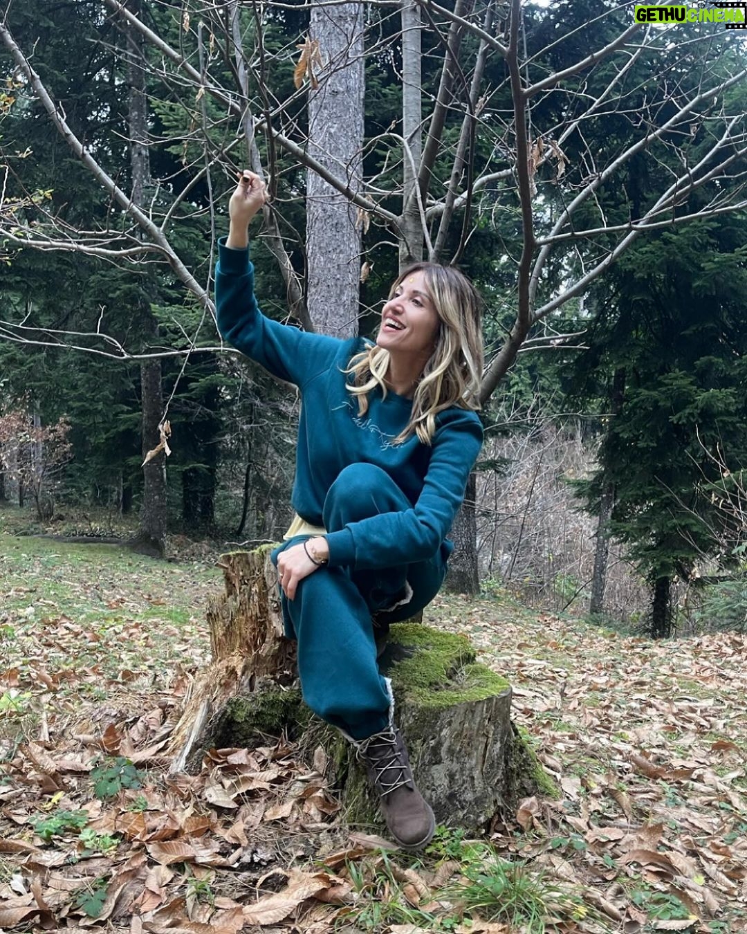 Sofia Pavlidou Instagram - Καλή νέα χρονιά !💫🪄 Ας είναι μια χρονιά που θα τολμήσουμε ο,τι μας φοβίζει ,που θα έρθουμε πιο κοντά στην αλήθεια μας και θα κάνουμε ό,τι μας δίνει χαρά ♾️😃🪽 #magical2024⭐️🪄 #newyear Eláti, Trikala, Greece