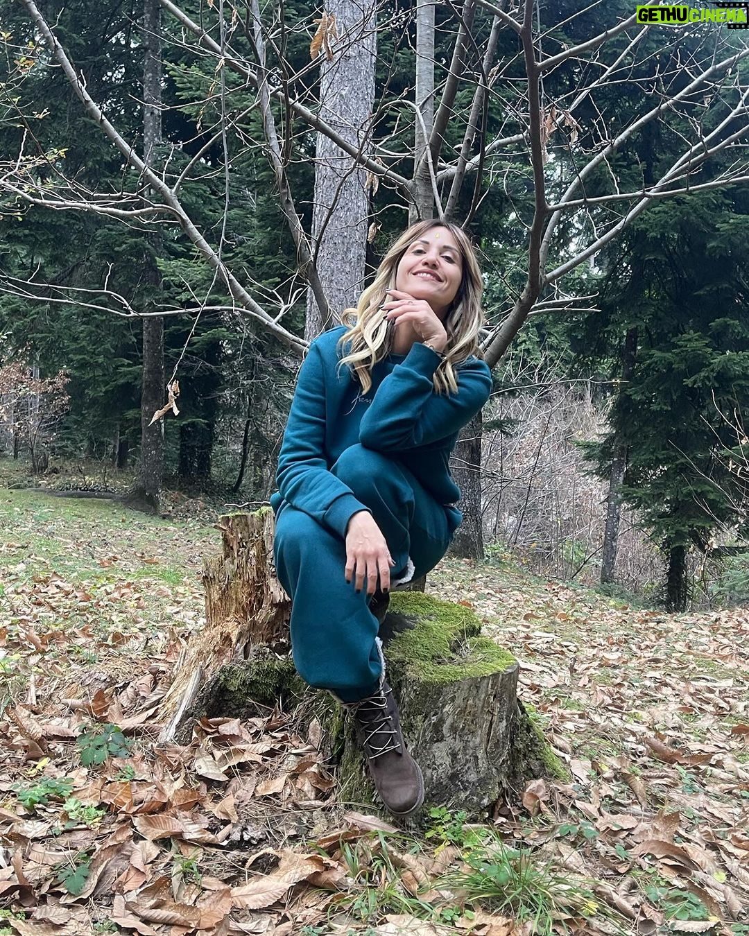 Sofia Pavlidou Instagram - Καλή νέα χρονιά !💫🪄 Ας είναι μια χρονιά που θα τολμήσουμε ο,τι μας φοβίζει ,που θα έρθουμε πιο κοντά στην αλήθεια μας και θα κάνουμε ό,τι μας δίνει χαρά ♾️😃🪽 #magical2024⭐️🪄 #newyear Eláti, Trikala, Greece