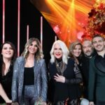 Sofia Pavlidou Instagram - Παραμονή Χριστουγέννων στο @spitimetomega ,με οικοδεσπότες τη @roulakoromila & τον @mhatzigiannis ,με πολλούς καλεσμένους και υπέροχους καλλιτέχνες θα σας κρατήσουμε συντροφιά με πολύ κέφι και πολύ τραγούδι 💫🎄 Στο @megatvcom φυσικά! Καλά Χριστούγεννα με αγάπη ✨❤️ #revegion #tvshow #celebration #love #happy