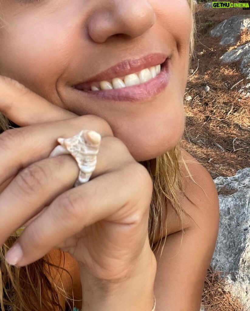 Sofia Pavlidou Instagram - Το ομορφότερο δαχτυλίδι! Δώρο της παραλίας! Ίδιο σχέδιο με τον βράχο πίσω μου😀 Λένε πως κάποτε το είχε κάνει δώρο ένας πειρατής σε μια γοργόνα …#not 🏴‍☠️🧜🏻‍♂️ #searing #seapresent #cell #cellring #mermaid #pirate #summer #love #blessed Dragonera,Agkistri