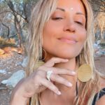 Sofia Pavlidou Instagram – Το ομορφότερο δαχτυλίδι!
Δώρο της παραλίας!
Ίδιο σχέδιο με τον βράχο πίσω μου😀
Λένε πως κάποτε το είχε κάνει δώρο ένας πειρατής σε μια γοργόνα …#not 🏴‍☠️🧜🏻‍♂️

#searing #seapresent #cell #cellring  #mermaid #pirate #summer #love #blessed Dragonera,Agkistri