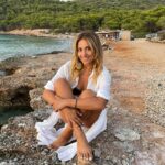 Sofia Pavlidou Instagram – Εδώ!Στη Δραουνέρα μου!
Έτσι την ονόμασαν οι Αρβανίτες που ήρθαν στο νησί γύρω στον 14ο αι.μ.Χ.
Δραουνερα στα Αρβανίτικα είναι η Νεράιδα και το μέρος είχε κι έχει ,αν θέλεις να τις δεις ,πολλές νεράιδες 🧚🏻‍♀️🧚🏼🧚🏻‍♂️
Εδώ που ενώ έρχομαι τόσα χρόνια ,δε χορταίνω τα κρυστάλλινα νερά της , τα μαγικά ηλιοβασιλέματα☀️και το υπέροχο πευκοδάσος της!
Εδώ που σταματάω να σκέφτομαι ,που γαληνεύει η ψυχή μου ,που κοιμάμαι κάτω απ τ αστέρια, που περπατάω ξυπόλυτη όλη μερα,παρ’όλο που έχει βότσαλο κι όχι άμμο(η καλύτερη ρεφλεξολογια )που αισθάνομαι ελευθερία💚
Στη φωτό βρίσκομαι ανάμεσα από τη μεγάλη παραλια που είναι πίσω μου και μπροστά μου η Μικρή  Δραγωνέρα🐬
Όταν τ αγόρια  μου ήταν μικρά καθόμουν σ αυτό το σημείο για να τους βλέπω που κάνουν βουτιές απ το βράχο…
Η καντίνα πίσω μου δεν υπήρχε καν…
Να είμαστε καλά !
Να απολαμβάνουμε ηλιοβασιλέματα και θάλασσες😍 

@dragonera_agistri_s.c 

#dragonera #summer #beach #sunset #love #freedom #blessed Dragonera,Agkistri