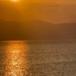 Sofia Pavlidou Instagram – Εδώ!Στη Δραουνέρα μου!
Έτσι την ονόμασαν οι Αρβανίτες που ήρθαν στο νησί γύρω στον 14ο αι.μ.Χ.
Δραουνερα στα Αρβανίτικα είναι η Νεράιδα και το μέρος είχε κι έχει ,αν θέλεις να τις δεις ,πολλές νεράιδες 🧚🏻‍♀️🧚🏼🧚🏻‍♂️
Εδώ που ενώ έρχομαι τόσα χρόνια ,δε χορταίνω τα κρυστάλλινα νερά της , τα μαγικά ηλιοβασιλέματα☀️και το υπέροχο πευκοδάσος της!
Εδώ που σταματάω να σκέφτομαι ,που γαληνεύει η ψυχή μου ,που κοιμάμαι κάτω απ τ αστέρια, που περπατάω ξυπόλυτη όλη μερα,παρ’όλο που έχει βότσαλο κι όχι άμμο(η καλύτερη ρεφλεξολογια )που αισθάνομαι ελευθερία💚
Στη φωτό βρίσκομαι ανάμεσα από τη μεγάλη παραλια που είναι πίσω μου και μπροστά μου η Μικρή  Δραγωνέρα🐬
Όταν τ αγόρια  μου ήταν μικρά καθόμουν σ αυτό το σημείο για να τους βλέπω που κάνουν βουτιές απ το βράχο…
Η καντίνα πίσω μου δεν υπήρχε καν…
Να είμαστε καλά !
Να απολαμβάνουμε ηλιοβασιλέματα και θάλασσες😍 

@dragonera_agistri_s.c 

#dragonera #summer #beach #sunset #love #freedom #blessed Dragonera,Agkistri