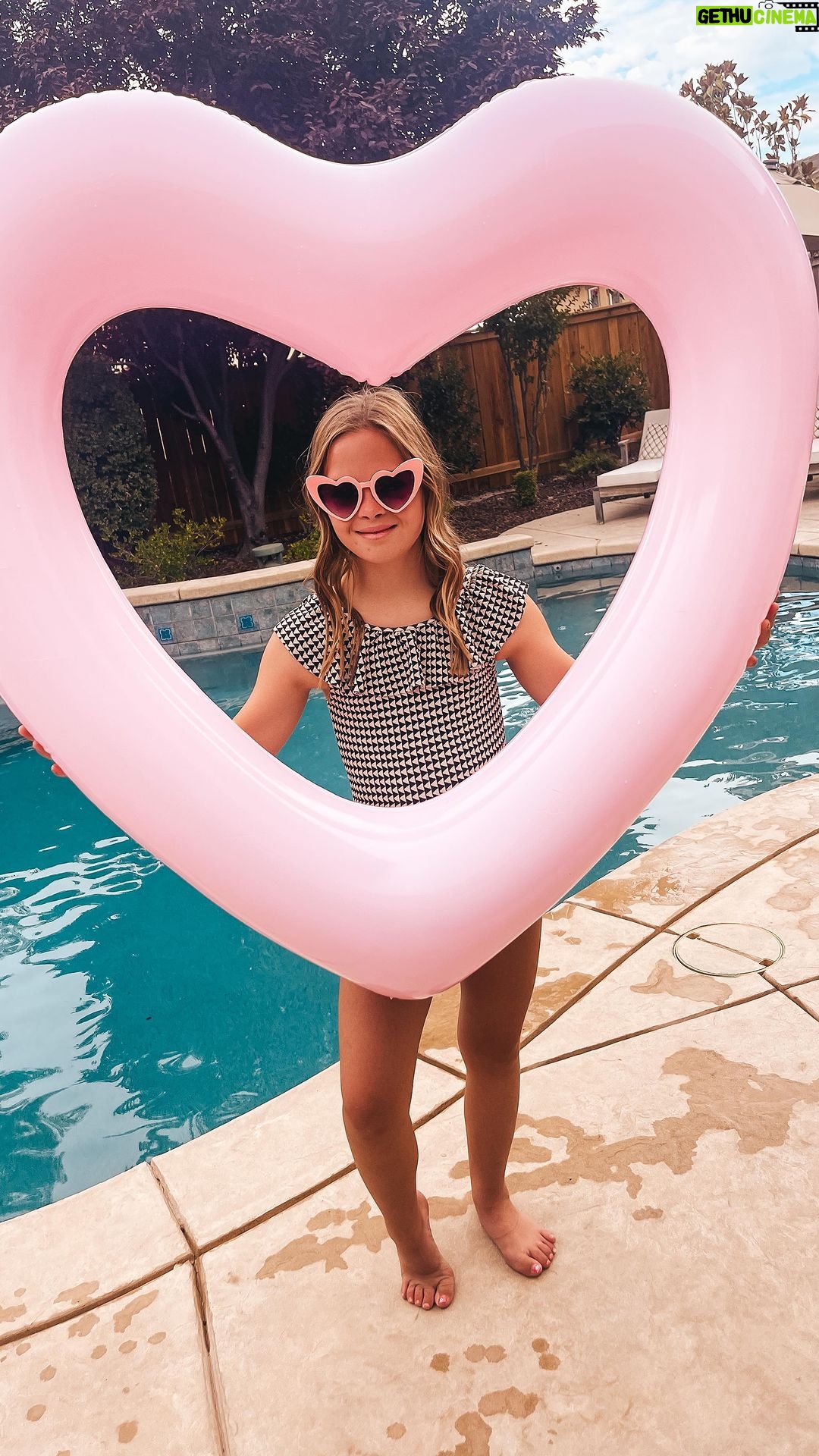 Sofia Sanchez Instagram - I hosted my first high school pool party with my JV Cheer team! I love these girls SO much 💗 #highschoolcheer #wildcats #jvcheer