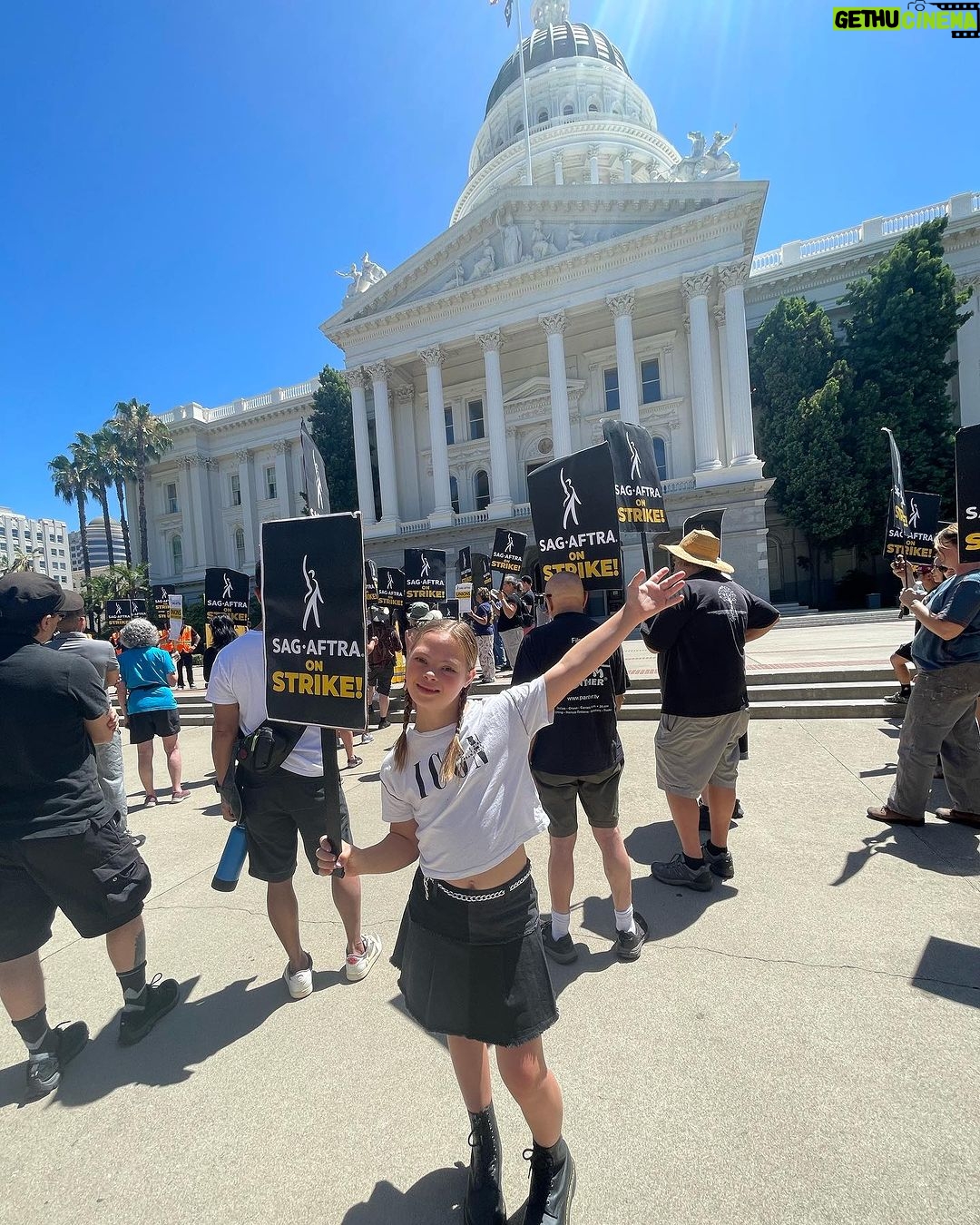 Sofia Sanchez Instagram - STRIKE….a pose…..on the picket line at the California State Capitol! #sagaftrastrong #sagaftramember #sagaftrastrike #teenactor State Capitol Of California