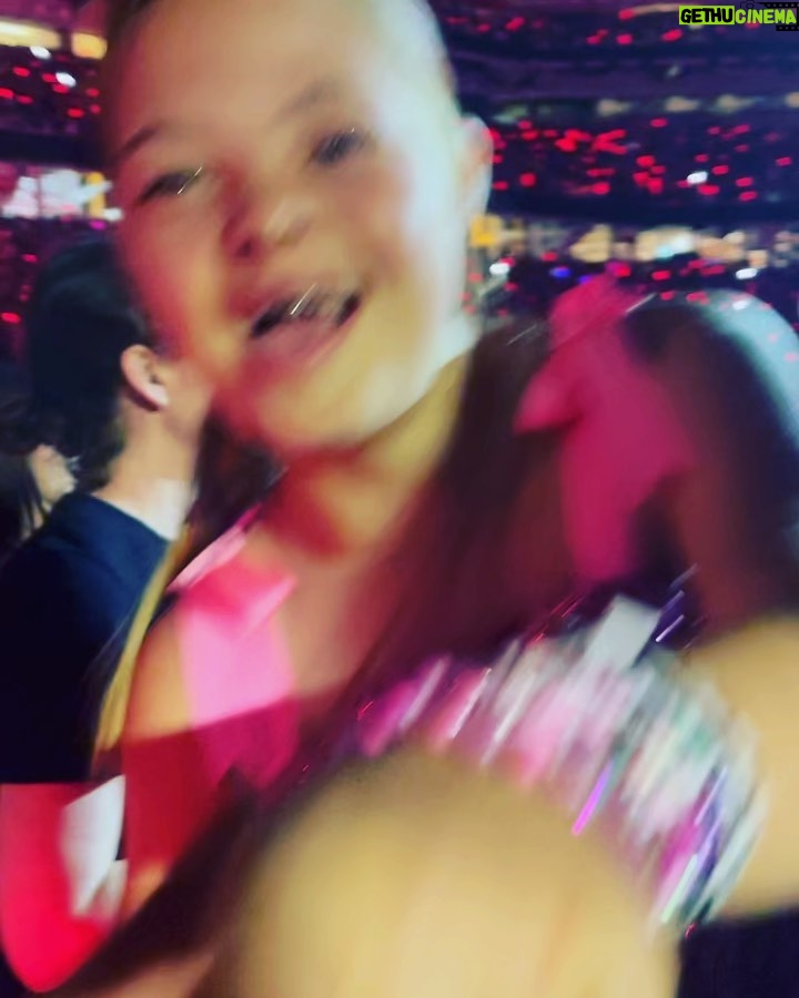 Sofia Sanchez Instagram - Taylor you did NOT disappoint. And I want to do it all over again! 💗 Levi's Stadium