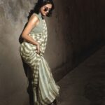 Solanki Roy Instagram - Trying to put my best foot forward, as I tread towards the new year! Happy New Year everyone ♥️ Photographed by @sarkardebarshi19 Costume and styling @suchanda_banerjee