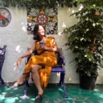 Solanki Roy Instagram - Everything that makes this girl happy is here... coffee, warm sunlight, and a friend who is never tired of clicking the best photographs! @bongshell_journal what a lovely day it was! ♥️ Candies