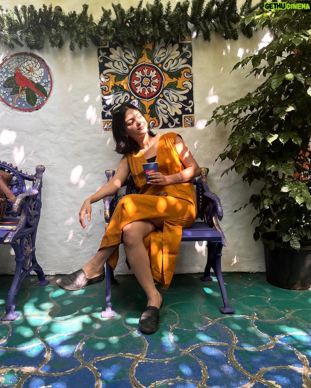 Solanki Roy Instagram - Everything that makes this girl happy is here... coffee, warm sunlight, and a friend who is never tired of clicking the best photographs! @bongshell_journal what a lovely day it was! ♥️ Candies